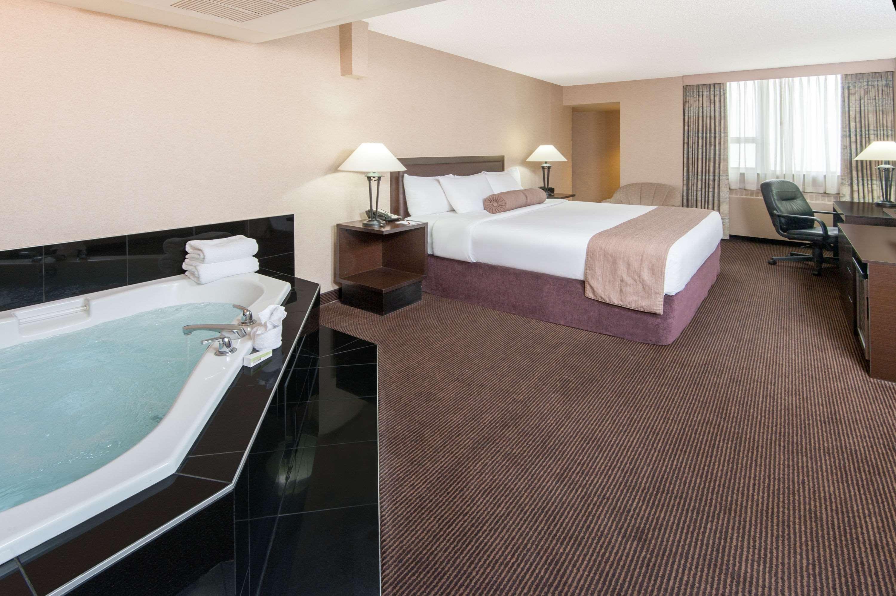 Ramada Plaza By Wyndham Calgary Downtown Hotel Kültér fotó