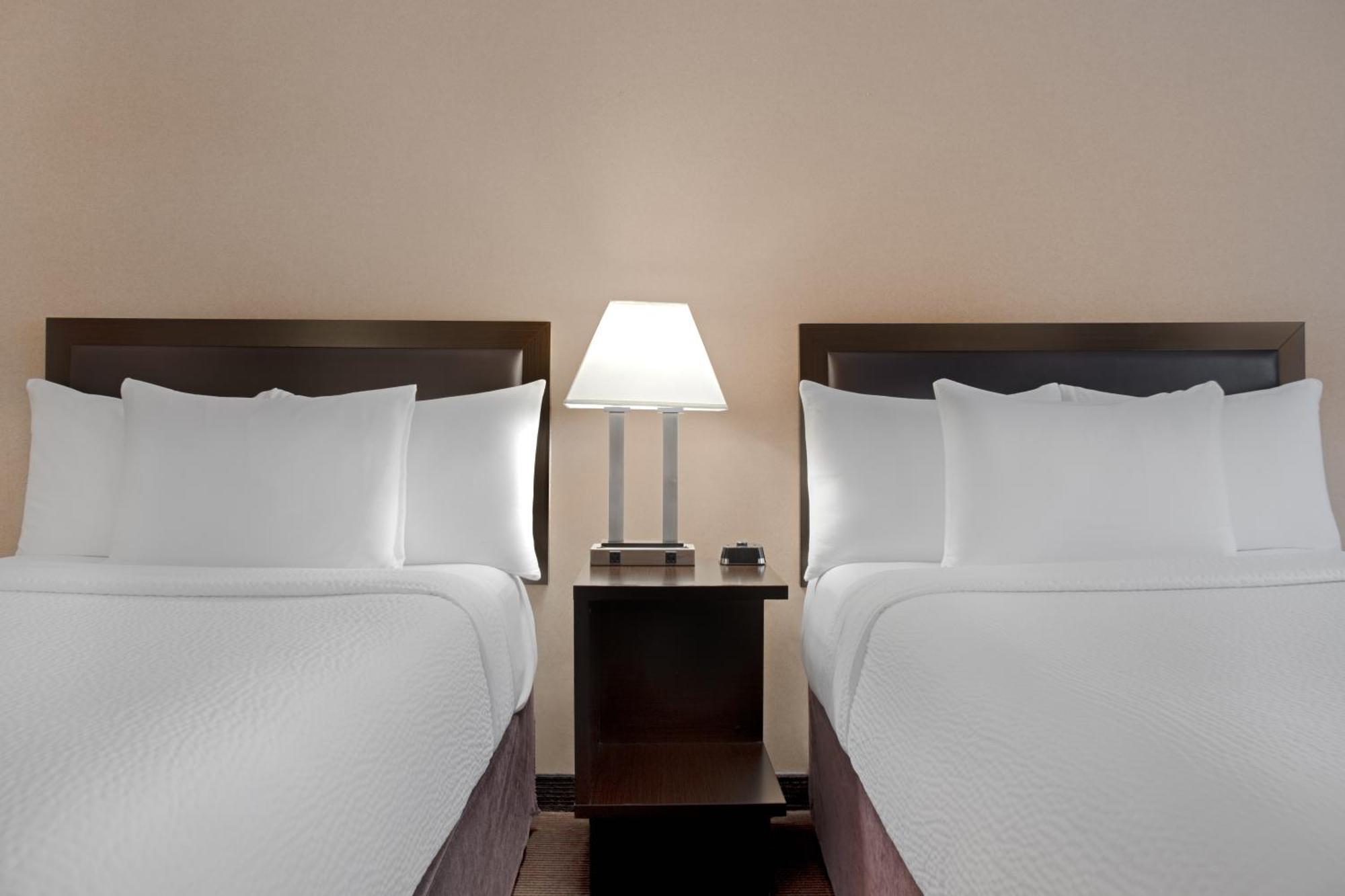 Ramada Plaza By Wyndham Calgary Downtown Hotel Kültér fotó
