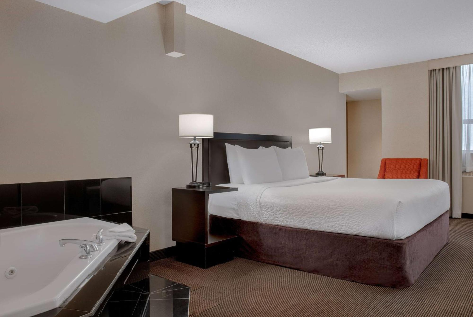 Ramada Plaza By Wyndham Calgary Downtown Hotel Kültér fotó