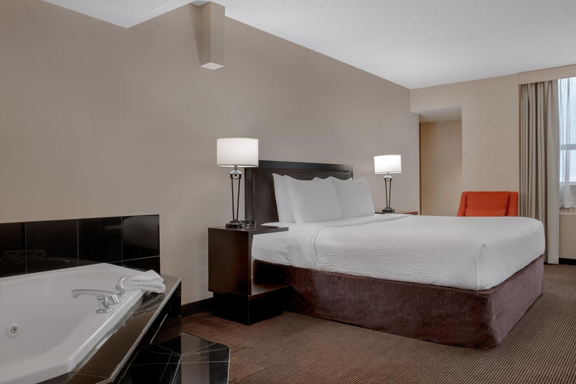 Ramada Plaza By Wyndham Calgary Downtown Hotel Kültér fotó