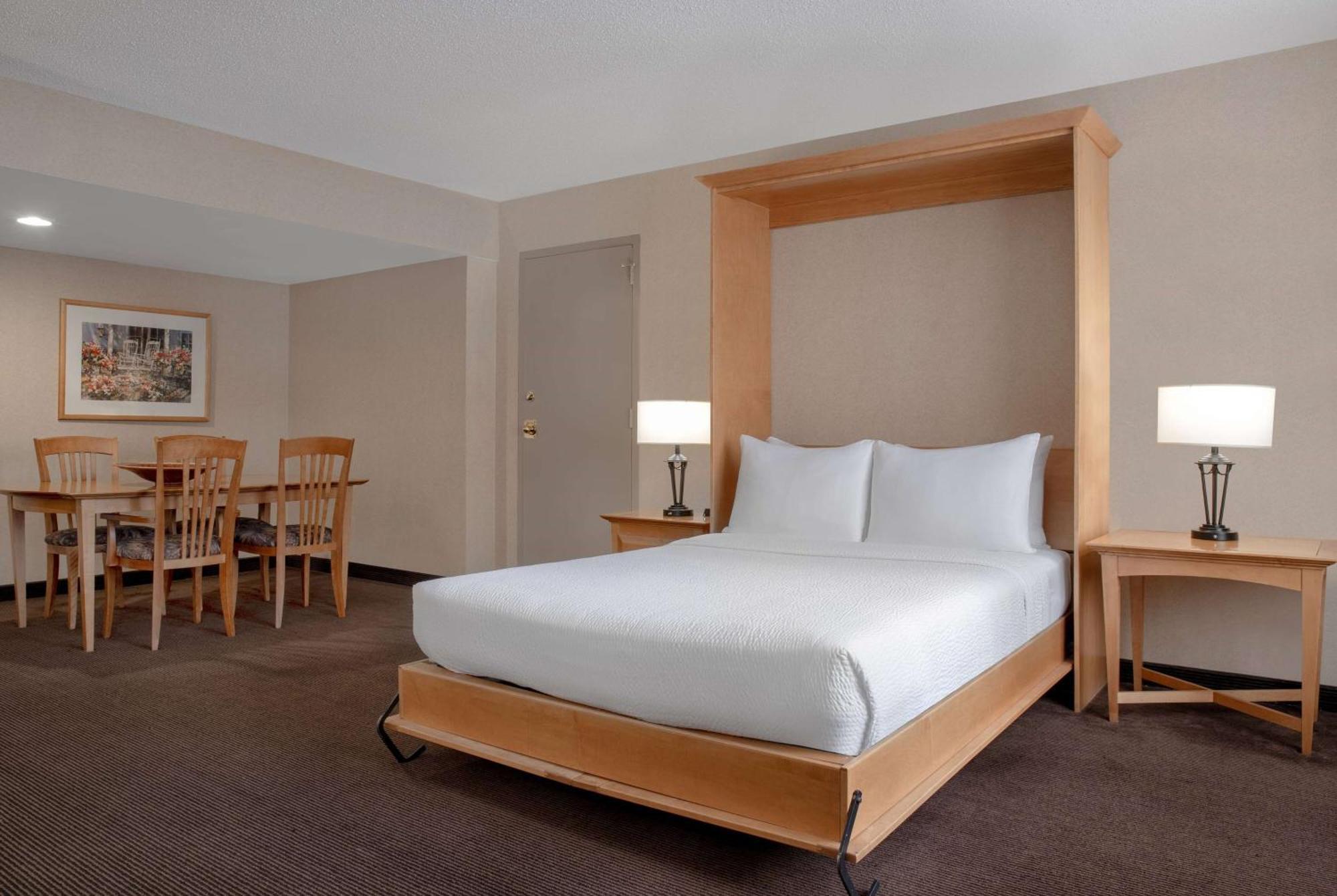 Ramada Plaza By Wyndham Calgary Downtown Hotel Kültér fotó