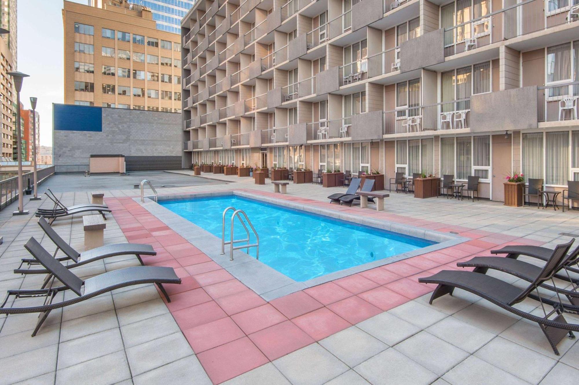 Ramada Plaza By Wyndham Calgary Downtown Hotel Kültér fotó